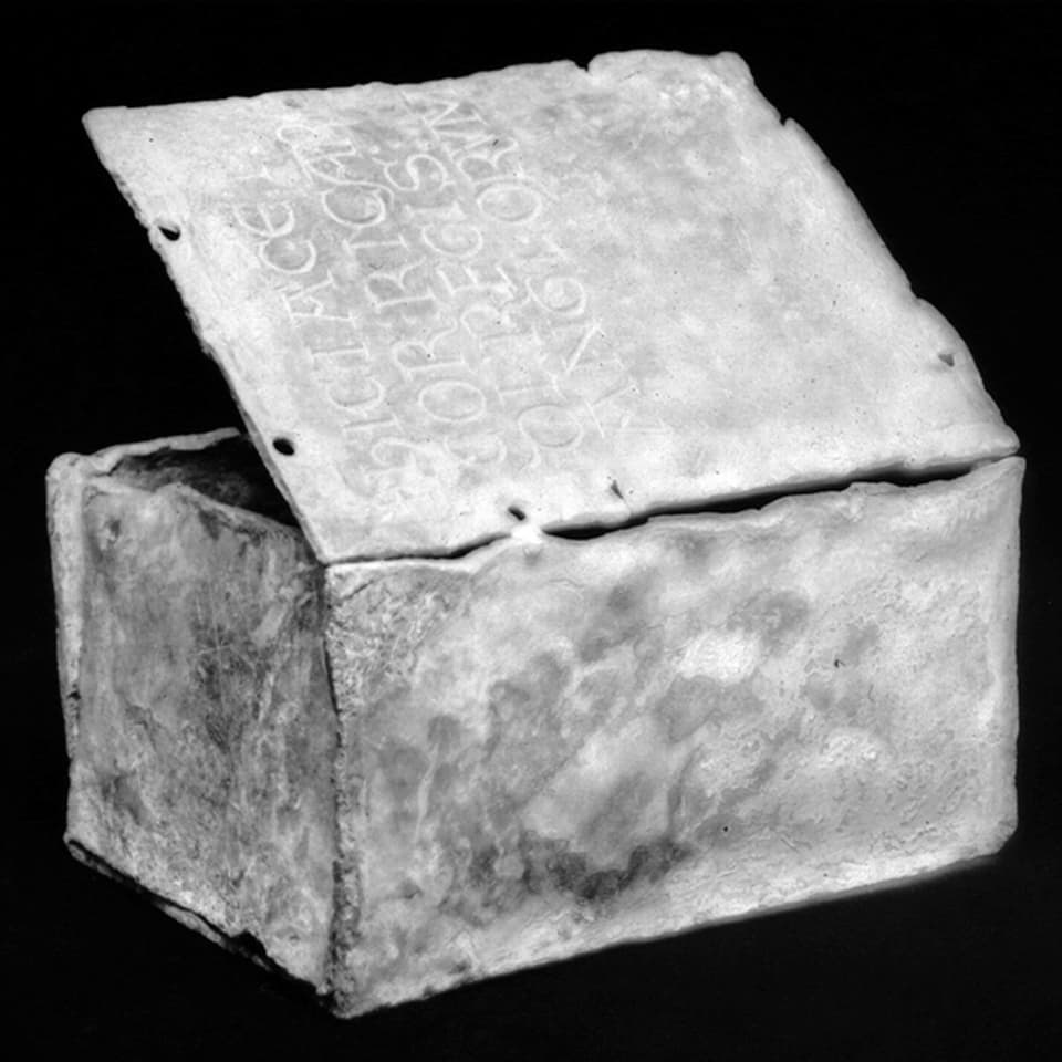 Die lateinische Inschrift verriet den Inhalt des Schatzkästchens: Die Box, die das Herz von Richard Löwenherz enthielt
