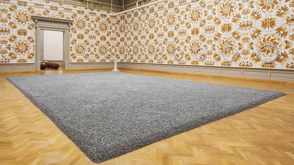 Ein Raum: In der Mitte ein Teppich aus 10 Millionen Sonnenblumenkernen. 