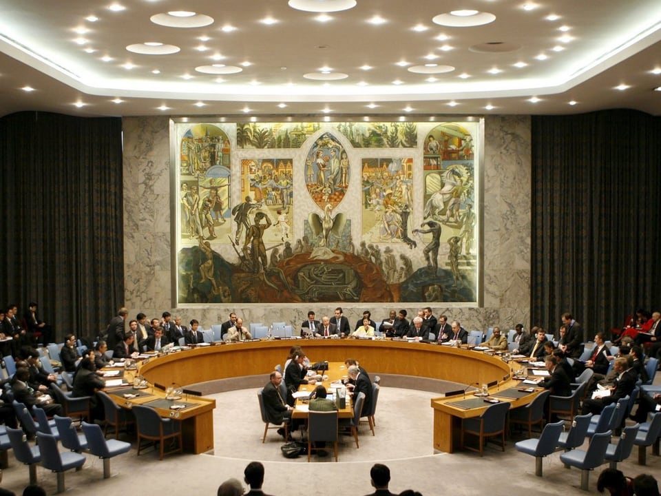 Beratungssaal des Sicherheitsrats, kreisförmige Anordnung der Pulte.