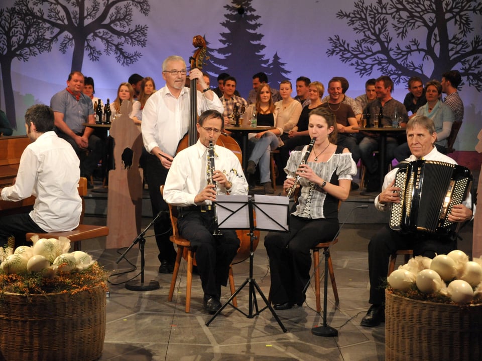 Die Kapelle Edy Wallimann (Klarinette) - Clemens Gerig (Akkordeon) mit Ueli Gerig (Klavier), Heidi Durrer (Klarinette) und Hermann Michel (Kontrabass)