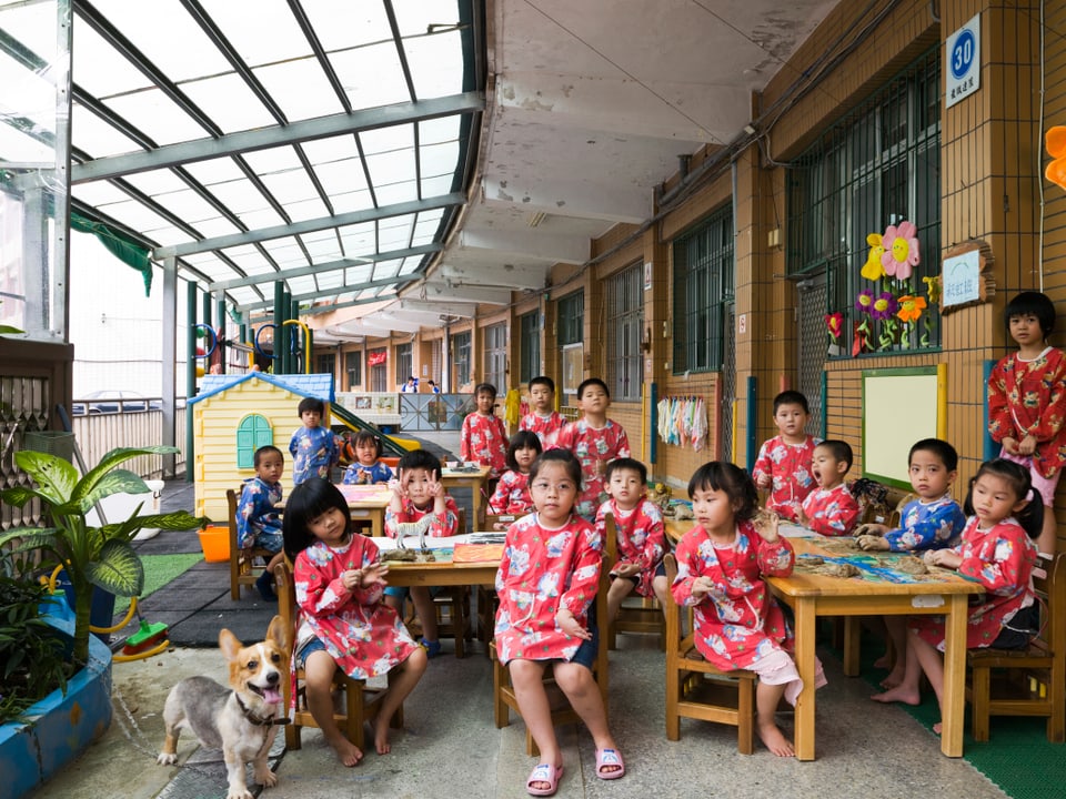 Kinder vor ihrem Klassenzimmer