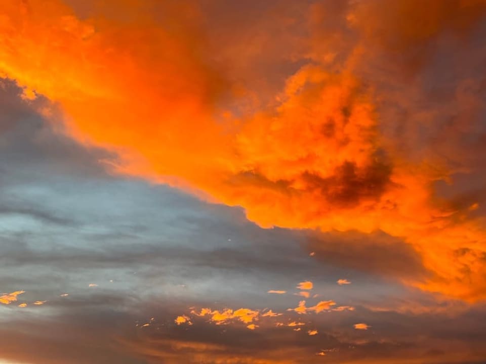 Rote Wolken über dem Zugersee