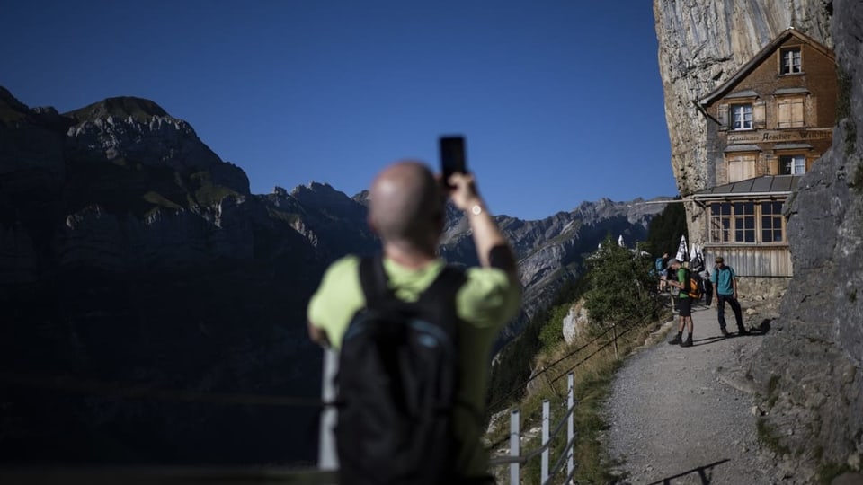 Tourist macht Foto des Berggasthauses Äscher