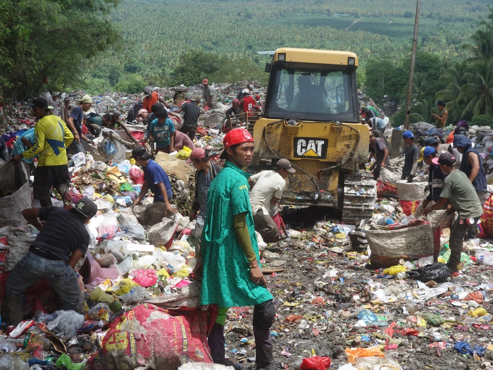Viele informelle Siedler wohnen und arbeiten auch auf Müllkippen, weil sie dort ein relativ ordentliches Einkommen erwirtschaften können.