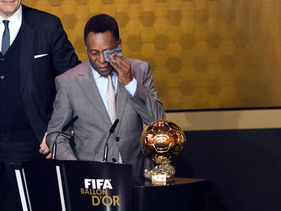 Pelé mit Ballon d'Or Prix d'Honneur