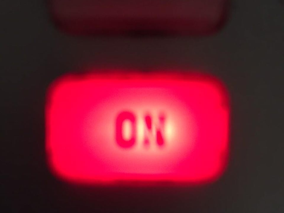 Ein Knopf leuchtet rot.