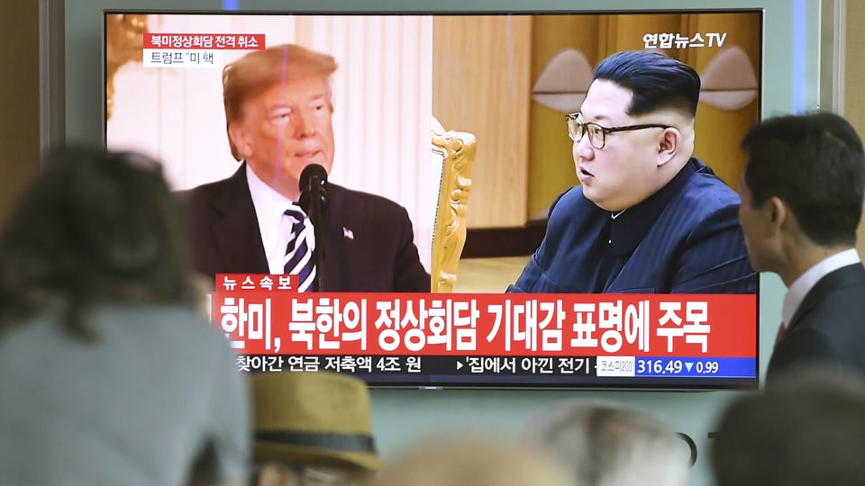 Ein TV-Bildschirm zeigt Trump und Kim in einem zusammengeschnittenen Bild.