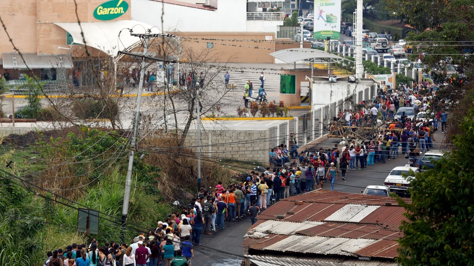 Schlange vor einem Supermarkt in der venezolanischen Stadt San Cristóbal 