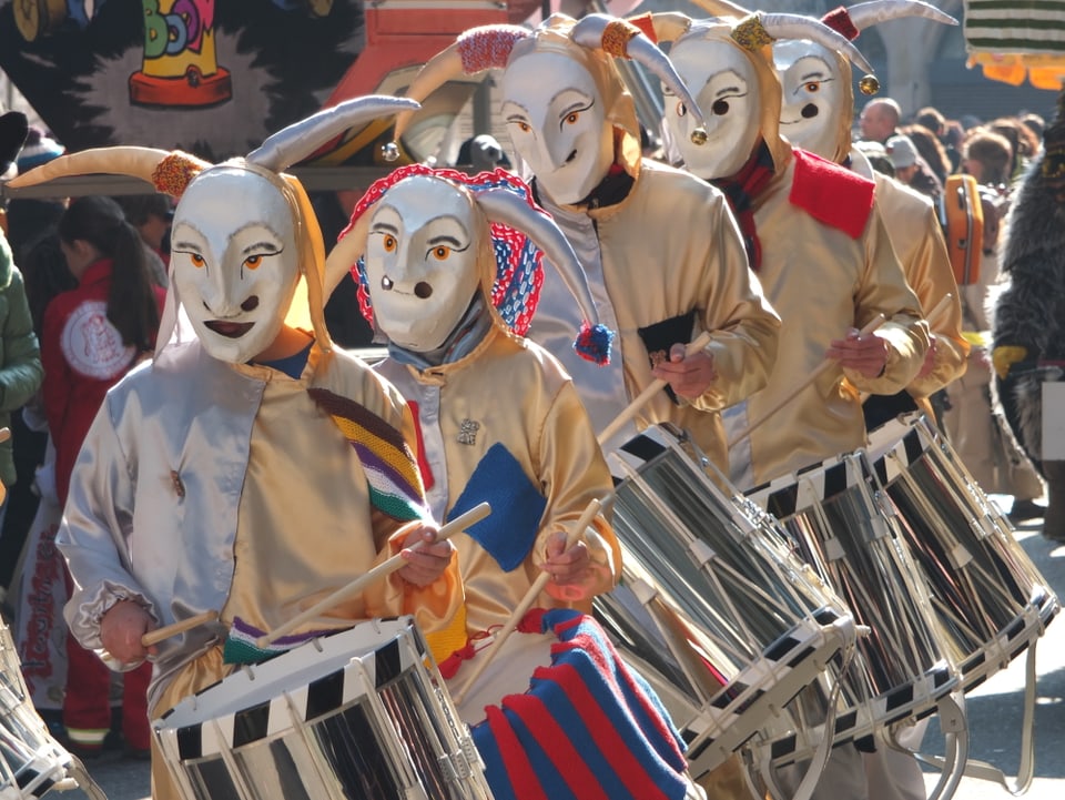 Kinder im Ueli-Kostüm am Trommeln