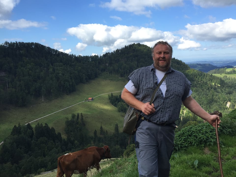 Bauer Hubi Walker auf der Alp Tierhag oberhalb von Steg. 