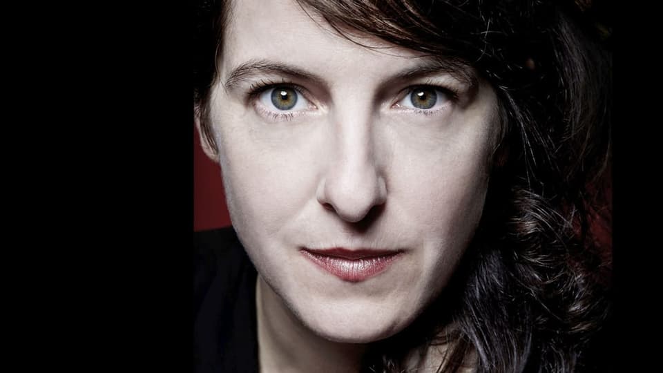 Fotografie Gesicht einer Frau, starke Kontraste. Helle Haut, dunkelrote Lippen, grüne Augen.