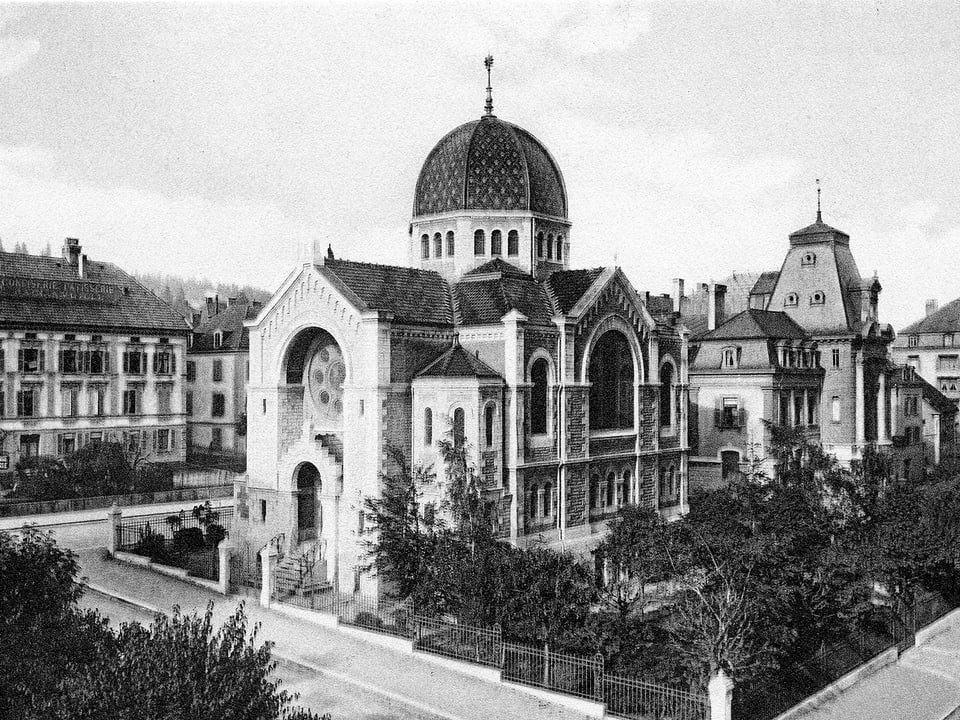 Schwarz-weiss Bild einer grossen Synagoge.