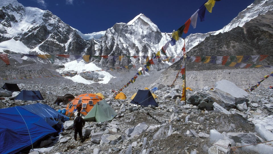 Zelte im Basecampt, im Hintergrund der Mount Everest.
