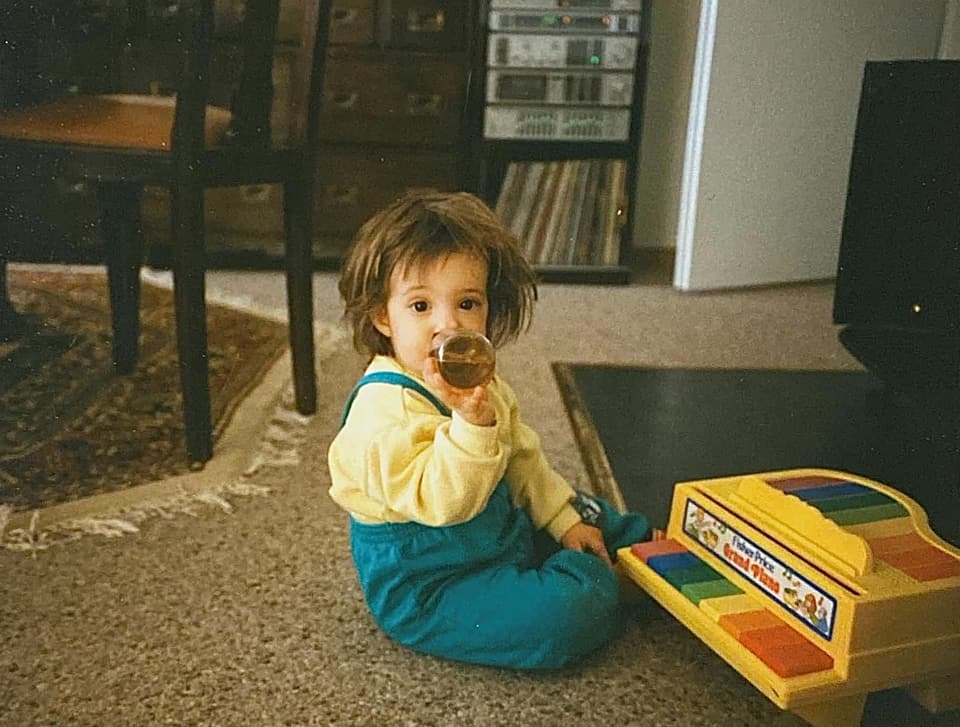 Klein Céline spielt am Kinderpiano.