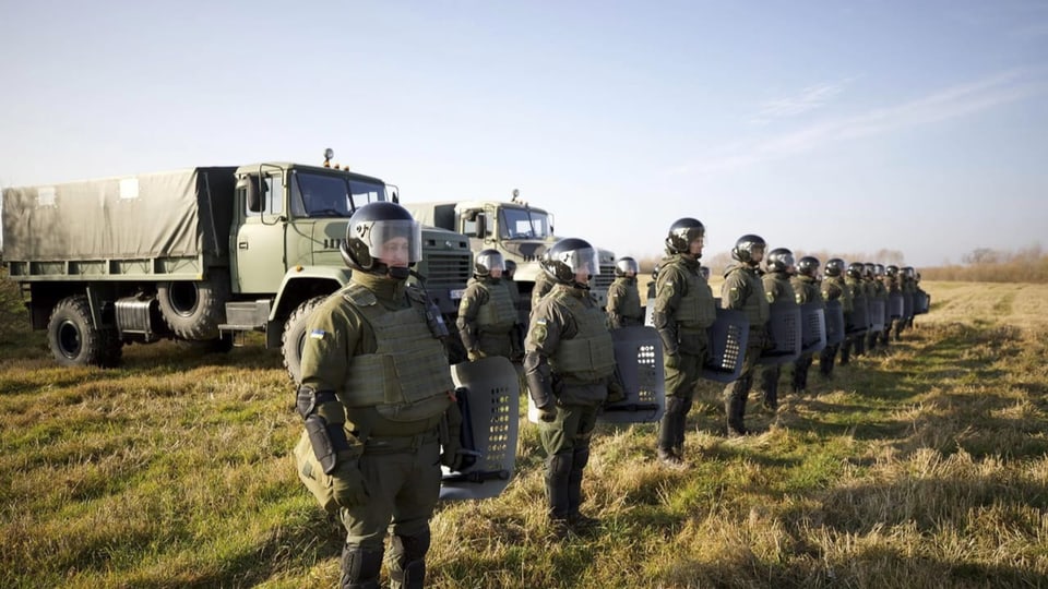 Grenzsoldaten stellen sich an der Grenze zu Belarus auf