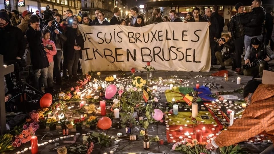 Menschen versammeln sich am 22. März 2016 in Brüssel auf dem Börsenplatz, um der Opfer der Terroranschläge zu gedenken.