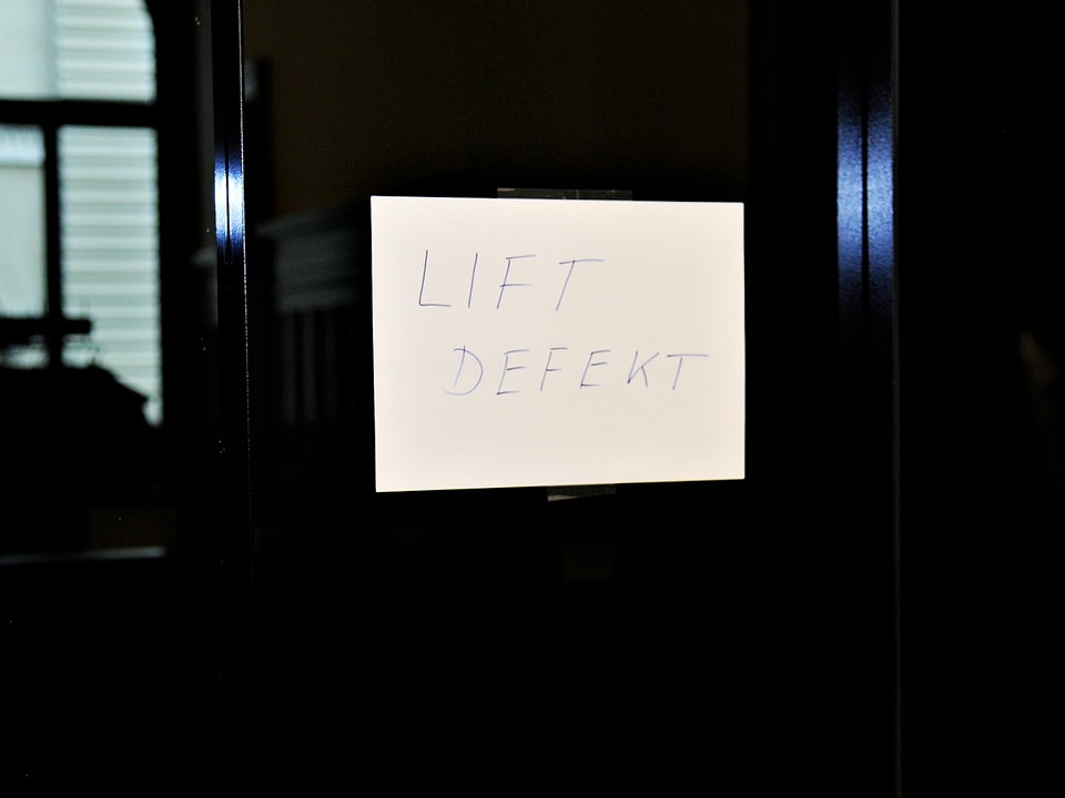 Schild «Lift defekt».