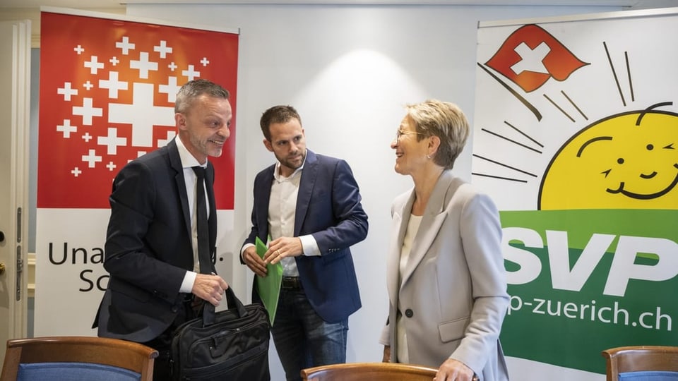 SVP Hans-Ueli Vogt, links, spricht mit Domenik Ledergerber und Rita Fuhrer