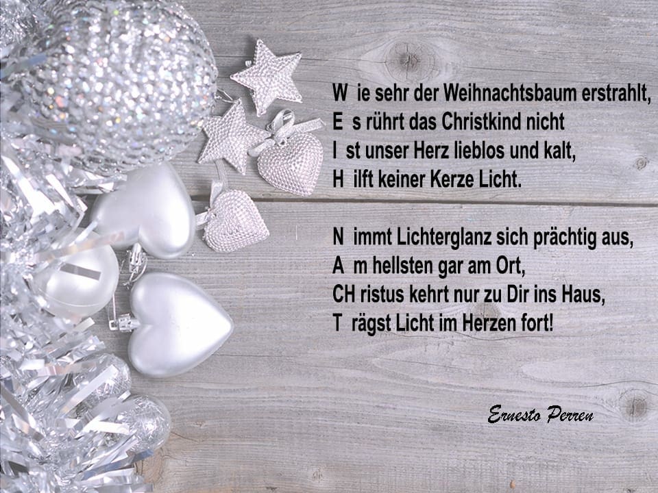 Ein Gedicht auf einem Bild mit Weihnachtsschmuck.