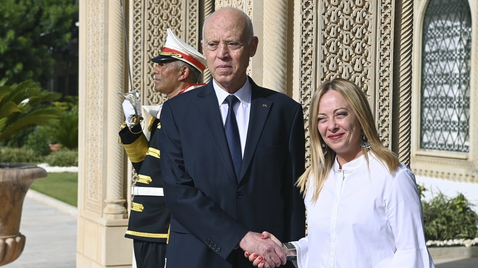 Der tunesische Präsident Kais Saied schüttelt Giorgia Melonis Hand im Präsidentenpalast in Karthago.