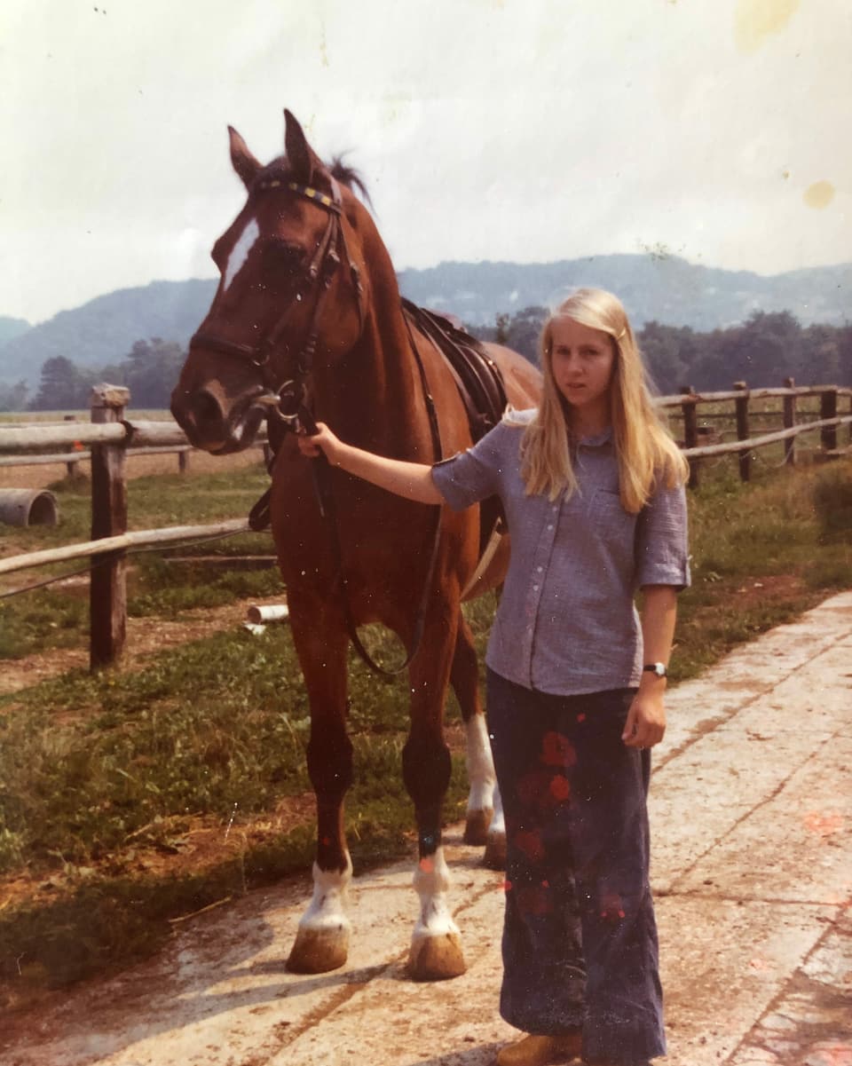 Junge Frau mit Pferd.