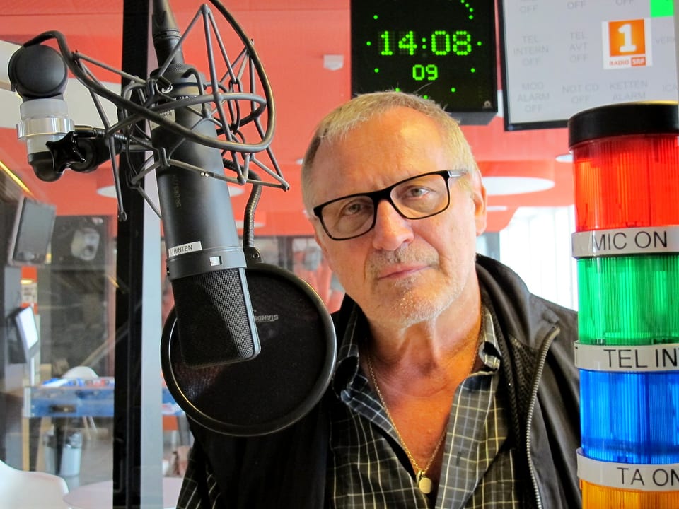 Konstantin Wecker  im Studio von Radio SRF 1. 