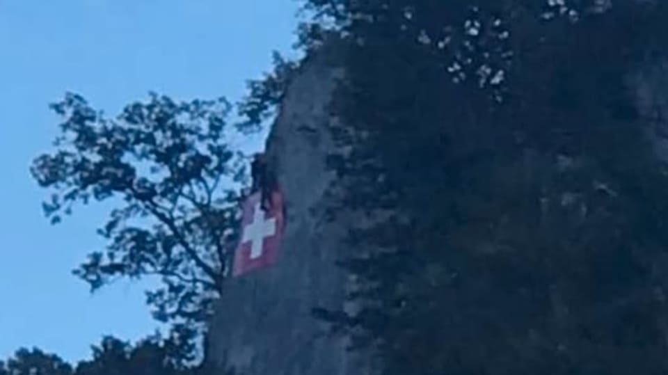Aktion in den frühen Morgenstunden am Sonntag: Kletterer bringen die Schweizerfahne wieder an der weissen Fluh an.