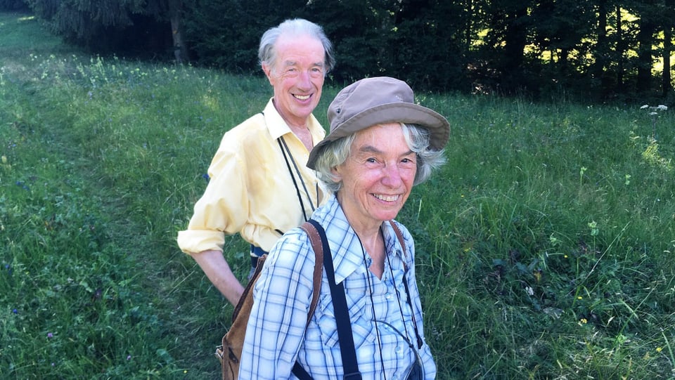 Lotti und Bruno Keist aus Ebnat-Kappel spazieren auf einer Wiese.