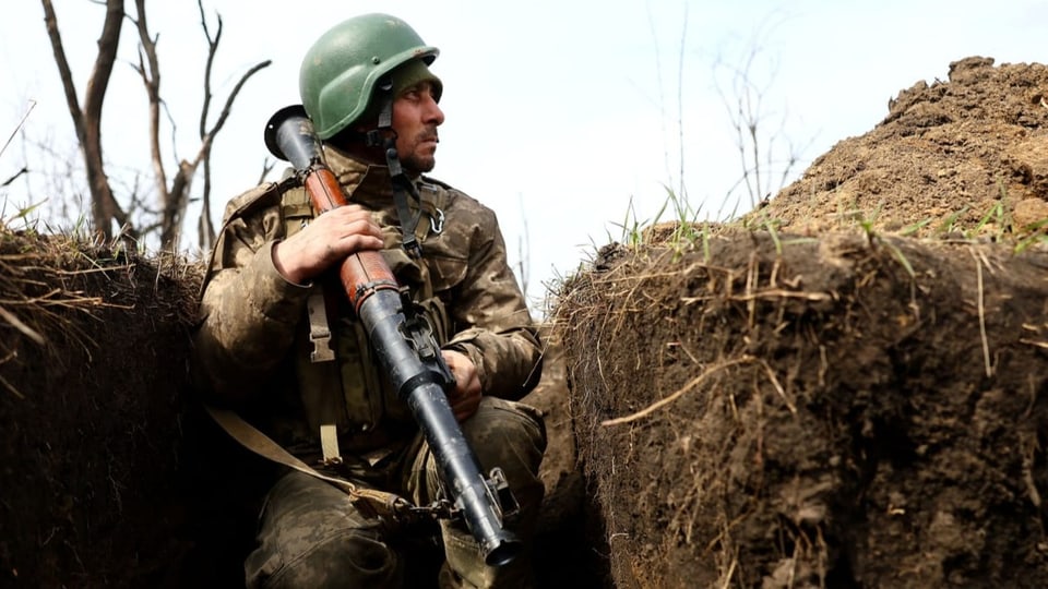 Ein Soldat verteidigt die ukrainische Stellung in einem Schützengraben.