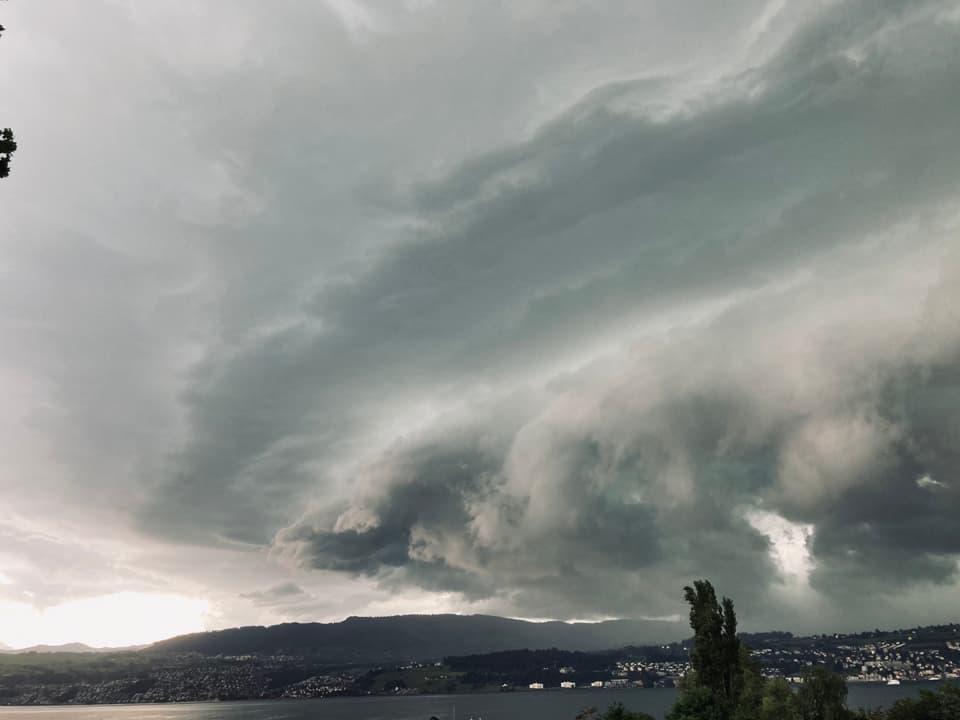 Die Gewitterwolke über dem Zürichsee gleicht einem Ungeheuer. 