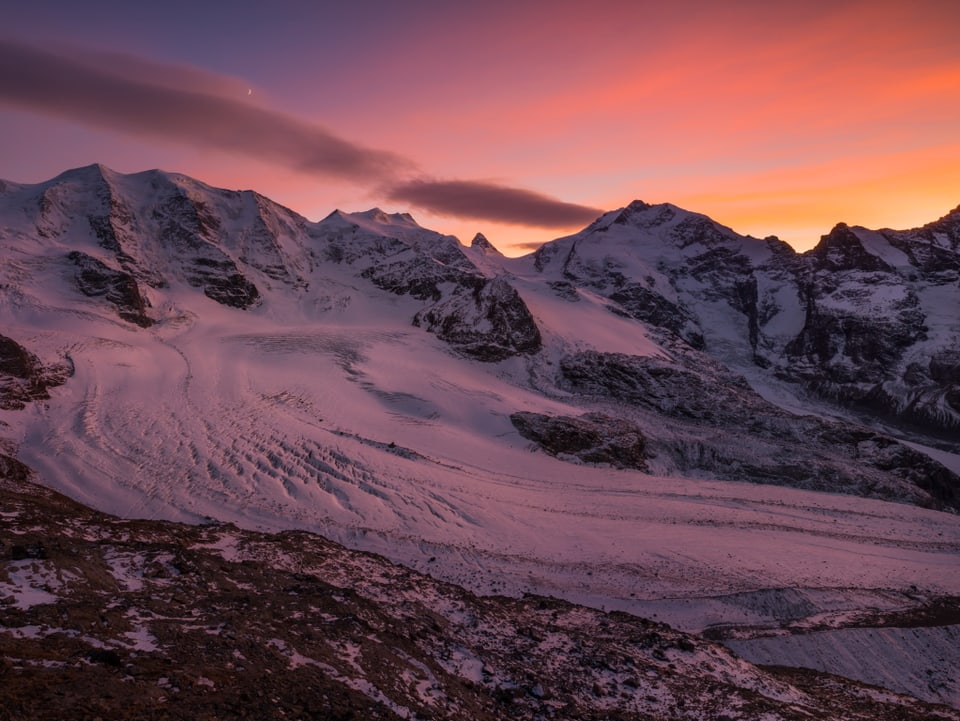 Nicht nur der Himmel, sondern auch Gletscher und Schnee auf der Engadiner Diavolezza tauchen in bläuliche und rötliche Farben.