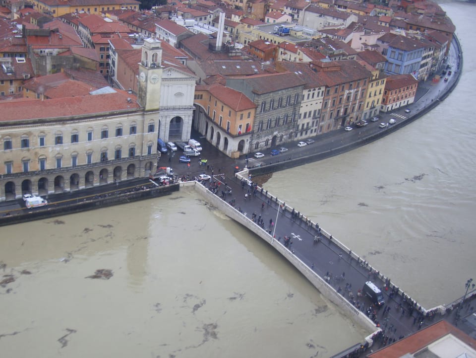 Blick auf Pisa mit dem Hochwasserführenden Arno und der Altstadt