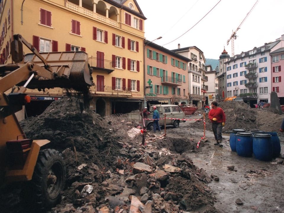 Ein Bagger verschieb Schlamm und Steine.