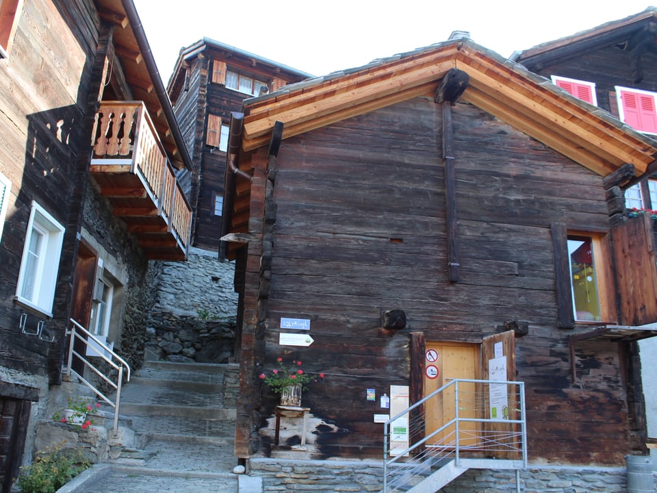 Altes Holzgebäude von aussen, sanft renoviert