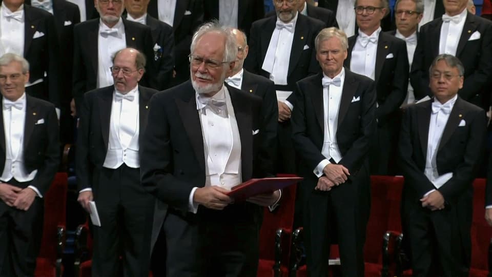 Jacques Dubochet nimmt in Stockholm den Nobelpreis für Chemie entgegen.