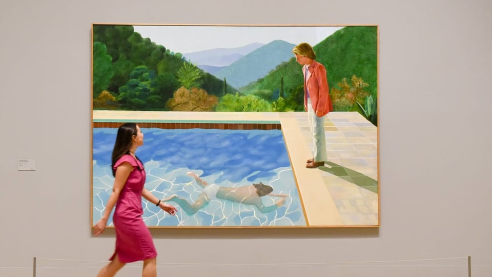 Eine läuft an einem Gemälde von David Hockney vorbei