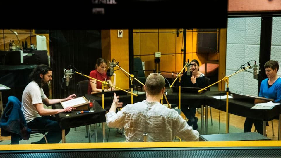 Während der Aufnahmen, Blick aus dem Regie- in den Aufnahmeraum. V.l.n.r.: Nicola Mastroberardino, Caroline Schär, Sven Schelker (von hinten), Lotti Haple, Linda Olsansky.