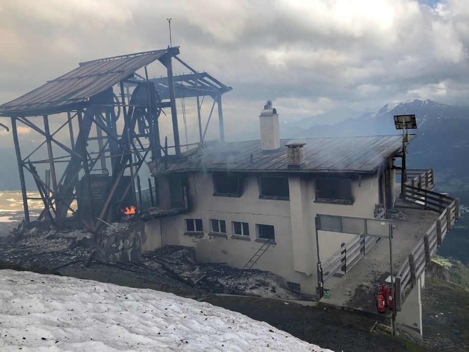 Die Bergstation der stillgelegten Cassonsbahn steht in Flammen.
