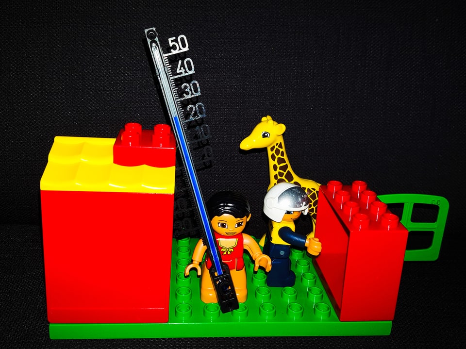Eine Legostadt mit Thermometer.