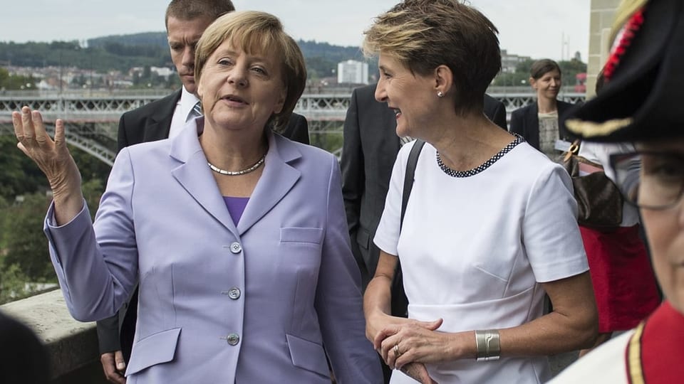 Merkel mit der damaligen Bundespräisdentin Simonetta Sommaruga in Bern, 2015.