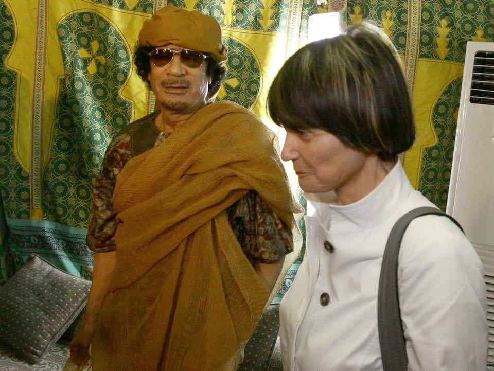 Gaddafi und Calmy-Rey in einem Zelt in Tripolis.