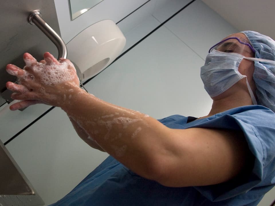 Eine Pflegerin im Spital wäscht sich gründlich die Hände.