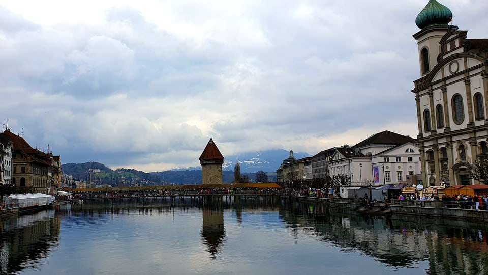 Blick über die graue Reuss in Luzern.