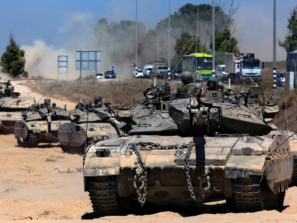 Israelische Panzer stehen hintereinander