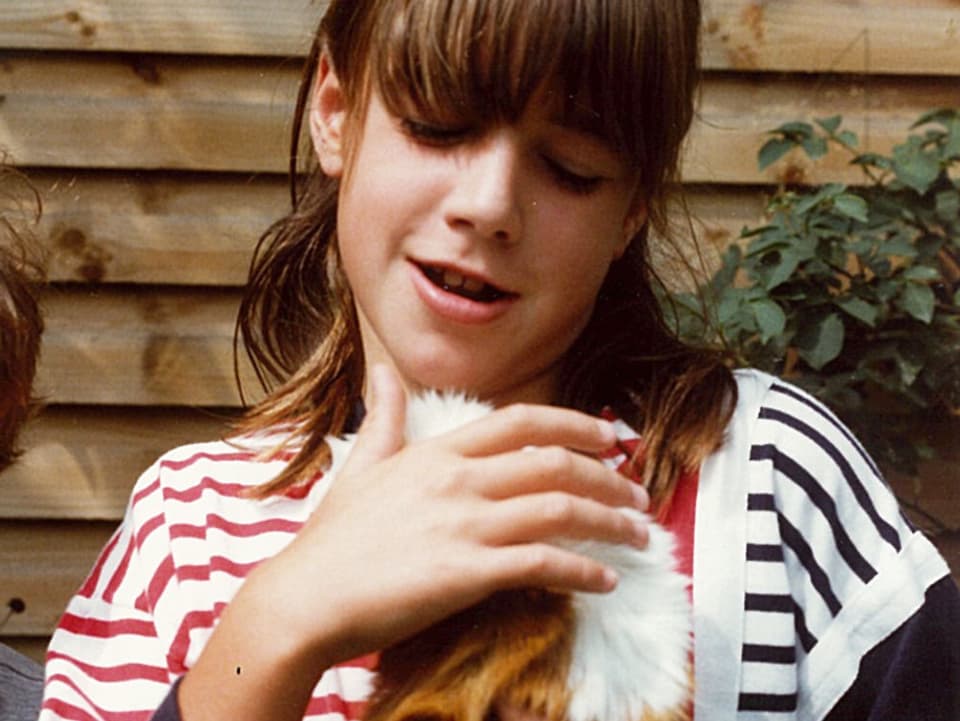 Joëlle Beeler als 11-jähriges Mädchen hält ihr Meerschweinchen in der Hand.