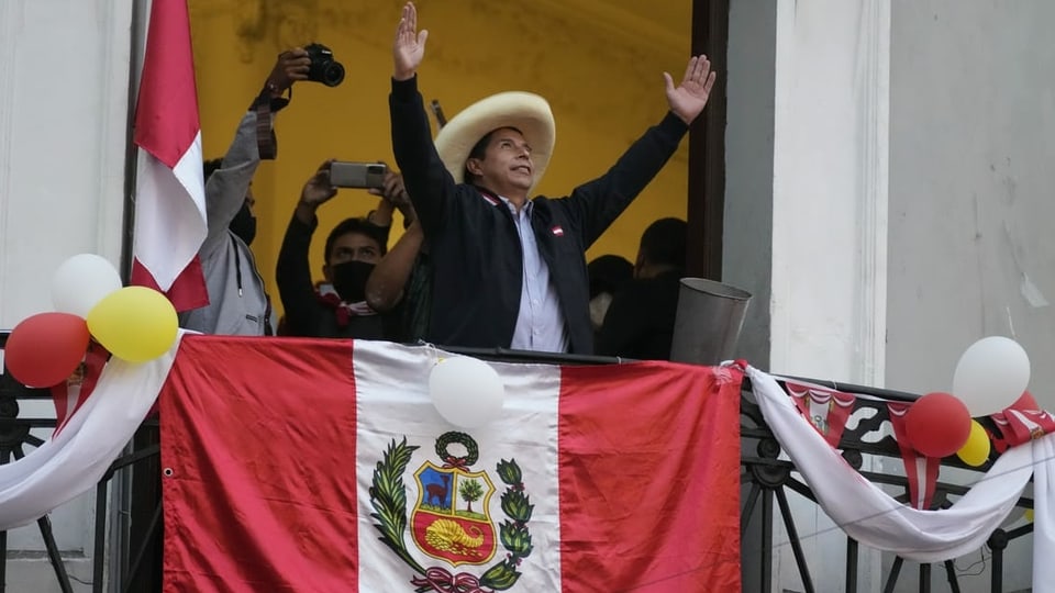 Pedro Castillo lässt sich von seinen Anhängern in Lima feiern.