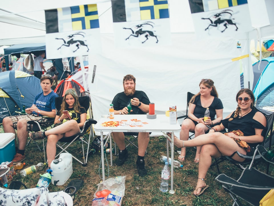 Woher diese Truppe wohl kommt? Gruppe am Openair Lumnezia