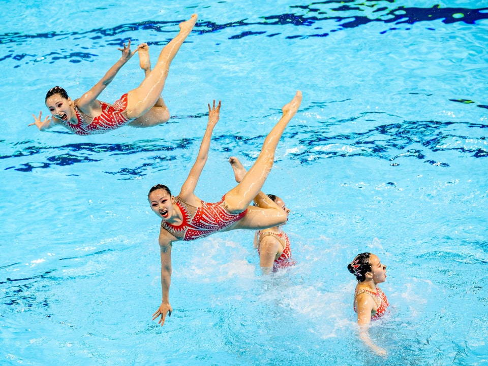 Im Kunstschwimmen zeigen die Athletinnen und Athleten immer wieder geschickte Sprünge.