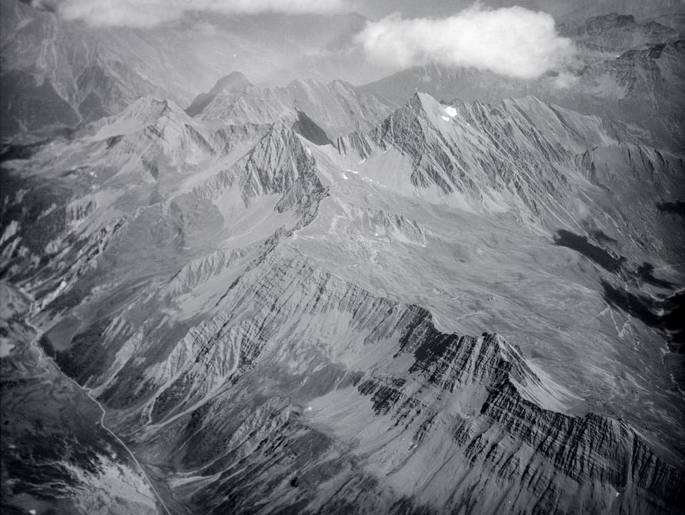 Eine unverschneite Bergkette von oben fotografiert.