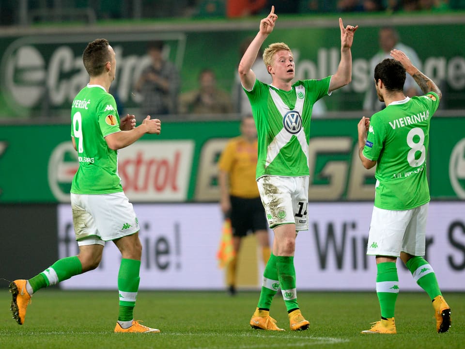 Die Wolfsburger Spieler bejubeln einen Sieg in der Europa League
